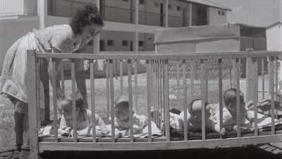 A nurse watching the babies at kibbutz Efal (Credit: GPO)
úéðå÷åú á÷éáåõ à ôòì.